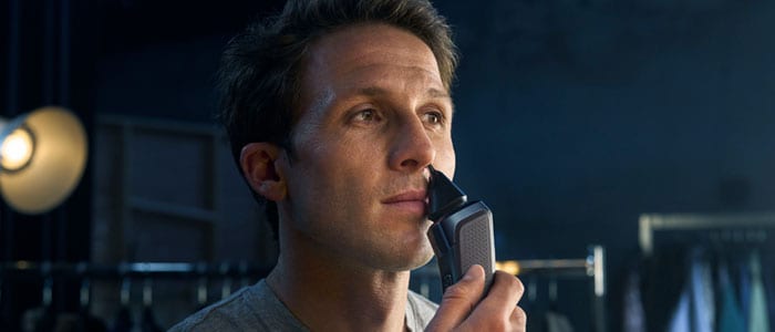 Photo d’un homme en train de se couper les poils du nez avec le Philips Nose Trimmer.