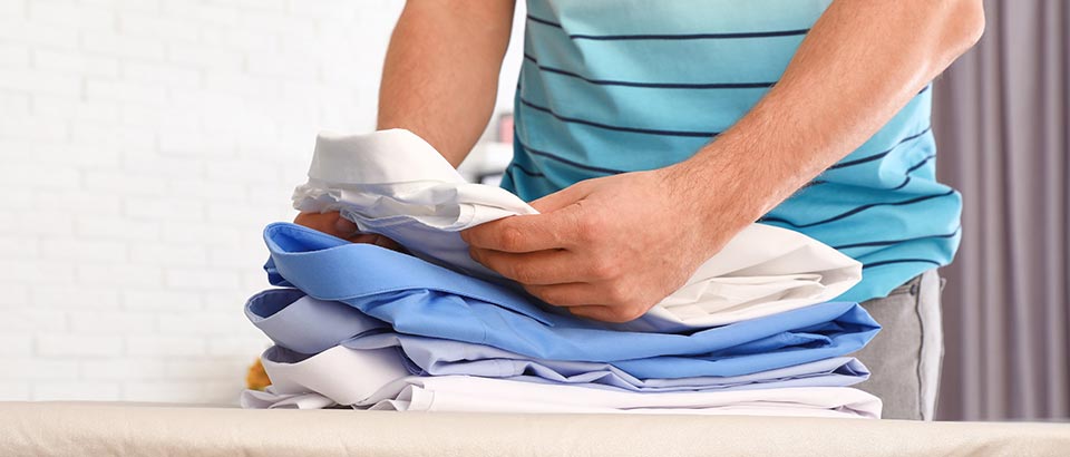 https://www.philips.fr/c-dam/b2c/master/experience/ho/ironing/folding-techniques/how-to-fold-shirt-to-save-space.jpg