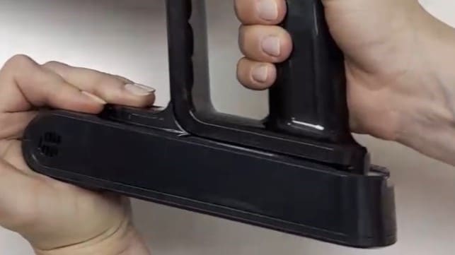 miniature de la vidéo du retrait de l'ancienne batterie et de son placement dans un sac en plastique