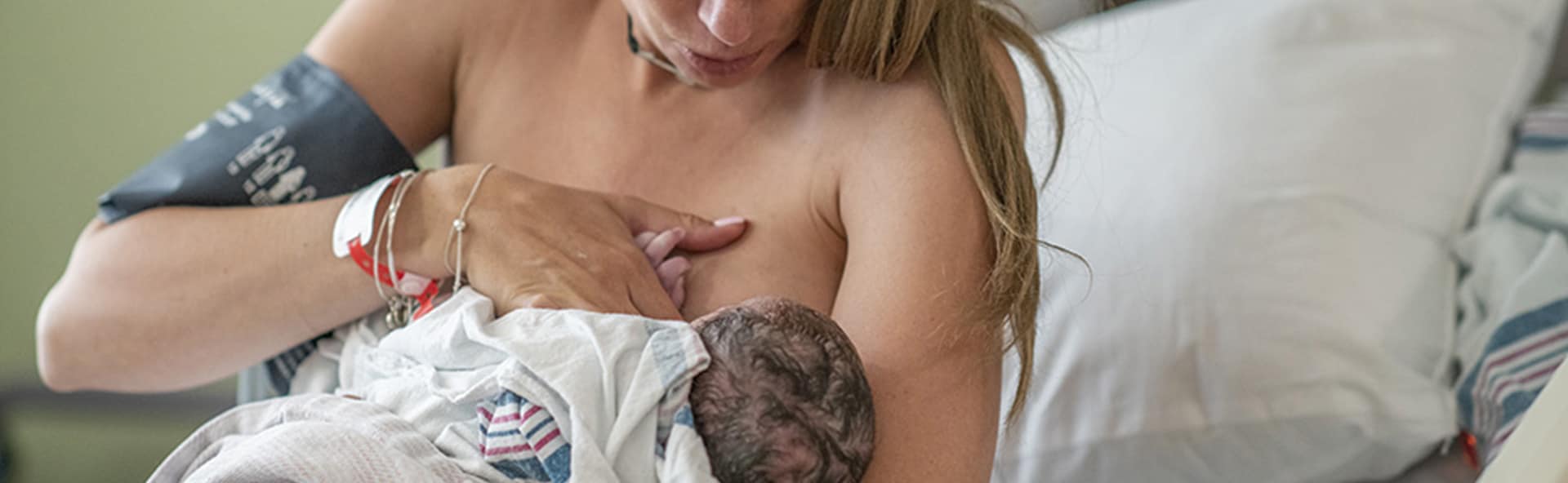 Bébé qui tète le sein