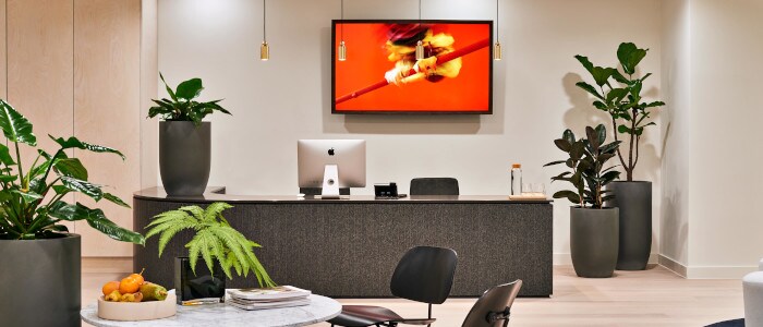 Moniteur professionnel Philips sur un bureau d'accueil