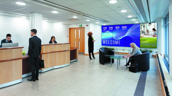 Affichage numérique interactif - technologie tactile | personnes attendant en réception