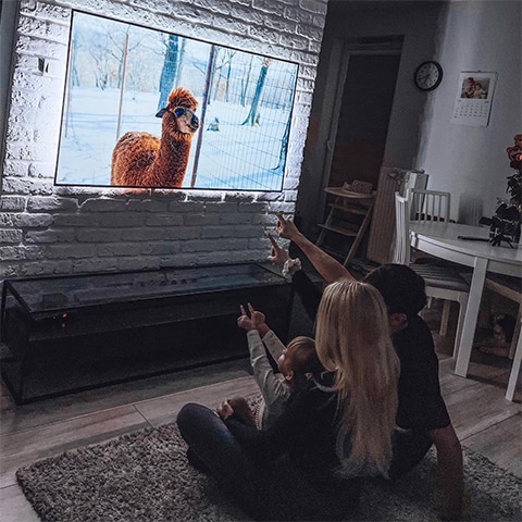 Couple regardant la télévision Ambilight