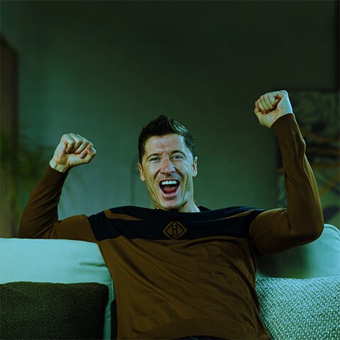 Robert Lewandowski devant un téléviseur Ambilight