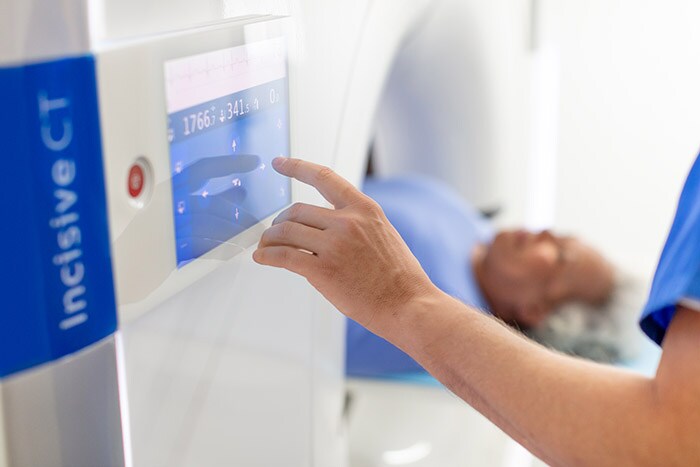 Download image (.jpg) Philips Incisive CT in use by tech operator (Ouvre dans une nouvelle fenêtre)